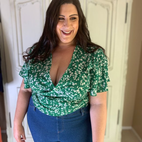 $6 flash sale (24 hr)Plus size floral cris cross ruffle blouse 4X Green & White - Picture 1 of 5